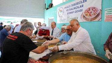 Pazar yerinde aşure ikramı gönülleri buluşturdu