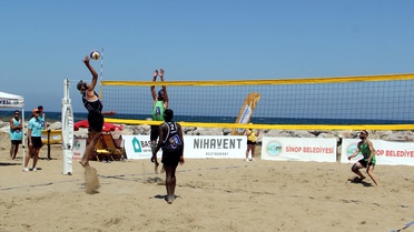 Sinop'ta Uluslararası Plaj Voleybolu Turnuvası Devam Ediyor