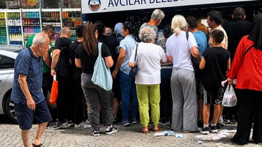 Avcılar'da vatandaşlar çöpe atılan cep telefonu kılıflarını almak için sıraya girdi