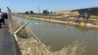 Efeler'de otomobil sulama kanalına devrildi
