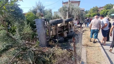 Bahçeye devrilen iş makinesinin sürücüsü hayatını kaybetti