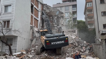 Kontrollü yıkımda bitişikteki binaya hasar verildi: Geldim, banyo yerinde yok