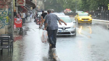 Şişli'de sağanak ağaçları devirdi