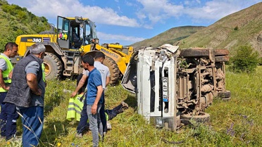 Bingöl'de su tankeri devrildi: 2 yaralı