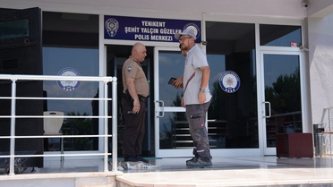 Temizlik işçisi yol kenarında bulduğu 3,5 milyon TL değerinde altın dolu çantayı polise teslim etti