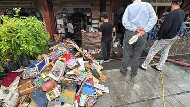 Yüzlerce kitap kullanılamaz hale geldi, esnaf isyan ediyor: Ekipler 2 saat sonra geldi