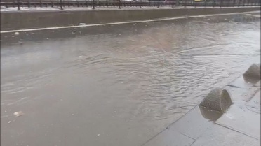 İstanbul'a beklenen yağış başladı, yollar dakikalar içinde göle döndü