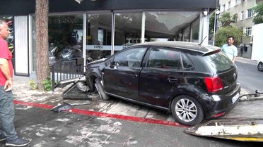 Kadıköy'de Kaza: Kadın Sürücü Otomobili Galeriye Çarptı