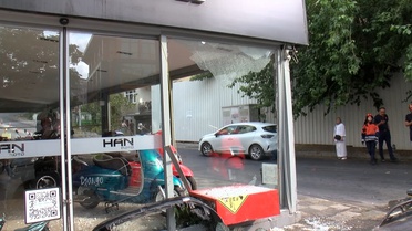 Kadıköy'de Otomobil Motosiklet Dükkânına Girdi