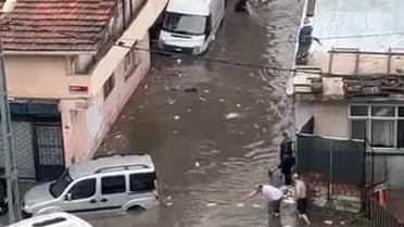 Kağıthane'de sel: araçlar su içinde kaldı