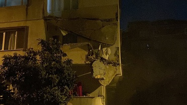 Küçükçekmece'de Balkon Çökmesi, Apartman Tahliye Edildi