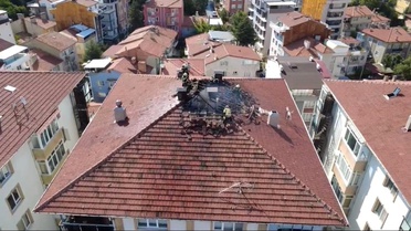 Kütahya'da Yıldırım Apartmana Düştü