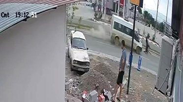 Düziçi'nde Minibüs, Başıboş Ata Çarptı