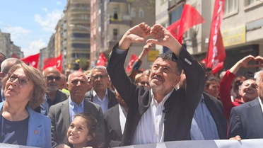 Veli Ağbaba'nın yeğenine tutuklama istendi: 'Para nerede' mesajları ve 100 bin dolarlık kargo fotoğrafı dosyada