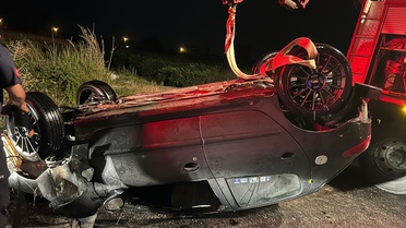 Adana'da Otomobil Sulama Kanalına Devrildi