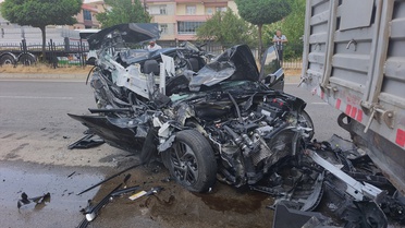 Bingöl'de Tıra Çarpan Otomobil Sürücüsü Yaralandı
