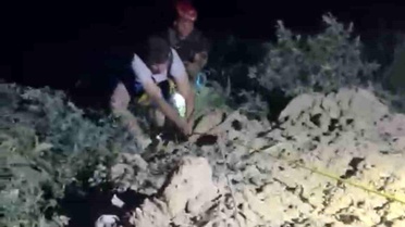 Bursa'da sarp arazide mahsur kalan 2 genç halatla kurtarıldı