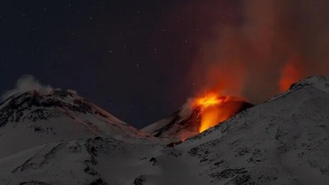 Etna Yanardağı güçlü kül püskürttü, hava trafiği etkilendi