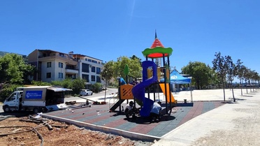 Gölcük Ulaşlı Sahili'ne yeni çocuk oyun alanı inşa ediliyor