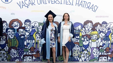 İki Anne, Yaşar Üniversitesi'nde Mezun Oldu