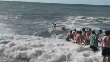 Zonguldak'ta yasağa rağmen denize girenleri 'insan zinciri' kurtardı