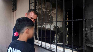 İtfaiye erleri yangından kurtulan çocuğu yalnız bırakmadı: 'Allah çocuğumu korumuş'