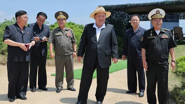 Kim, 5 bin tonluk destroyerdeki silahların testini izledi
