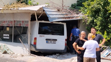 Kadirli'de Minibüsün Kıraathaneye Girmesi: 1 Ölü, 3 Yaralı