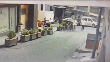 Şişli'de yankesicilik yaparken suçüstü yakalandı; 14 yaşındaki şüphelinin 470 suç kaydı çıktı