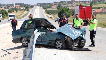 Karaman'da Otomobil Bariyerlere Saplandı: Sürücü Yaralı