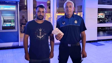 ATM'de bulduğu parayı zabıtaya teslim etti