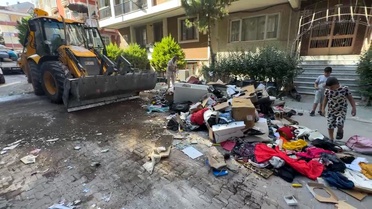 7 aydır kira alamayan ev sahibi, çilingirle girdiği dairedeki eşyaları sokağa attı