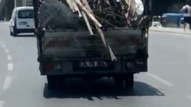 Demir Yüklü Kamyonet Trafikte Tehlike Yarattı