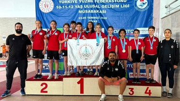 Körfez Gençlerbirliği yüzmede 21'i birincilik olmak üzere 29 madalya kazandı