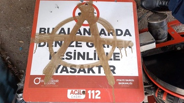 Magandalar can simitlerini çaldı, uyarı levhalarına zarar verdi