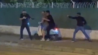 Osmaniye'de düğün salonu önünde çıkan silahlı kavganın görüntüleri ortaya çıktı
