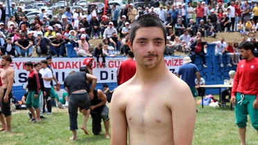 Özel Gereksinimli Ufuk Erdem, Akdağ Karakucak Güreşleri'nin gönüllerin şampiyonu oldu