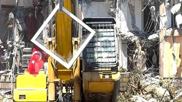 Pendik'te yıkım sırasında dikkat çeken hassasiyet: Kepçe operatörü Türk Bayrağı için çalışmayı durdurdu