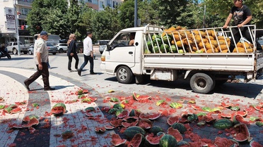 Tekirdağ'da zabıtaya kızan seyyar satıcı, karpuzları belediye önünde parçaladı