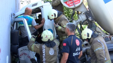 Beton Mikseri Bina Duvarına Çarptı