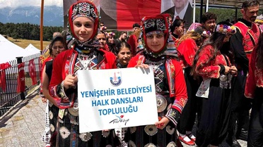 Yenişehir Halk Dansları Topluluğu, Kocayayla Şenlikleri'nde ayakta alkışlandı
