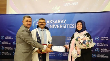 Küçük yaşta anne olup üniversiteden birinci olarak mezun oldu