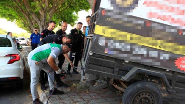Kepez'de kaldırım işgaline şok denetim: Ağaca zincirli römorka kaynaklı müdahale
