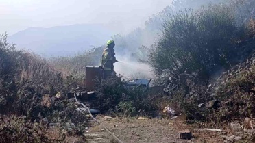 Erdek'te mezarlık girişindeki ot yangını büyümeden söndürüldü