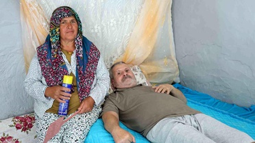 Felçli eşinin rahat etmesi için başında sinek nöbeti tutuyor