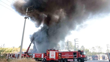 Kocaeli'de boya fabrikası alevlere teslim oldu