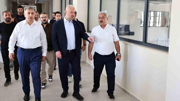 Menemen'de yapımı süren yeni gençlik merkezinde inceleme