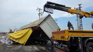 Mersin'de Tır Kazası: 1 Ölü, 2 Yaralı