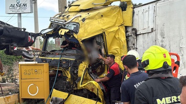 Mersin'de TIR'lar çarpıştı: 2 ölü, 1 yaralı