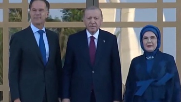 Beştepe'deki karşılamada dikkat çeken anlar! Miçotakis ve eşi gelirken...